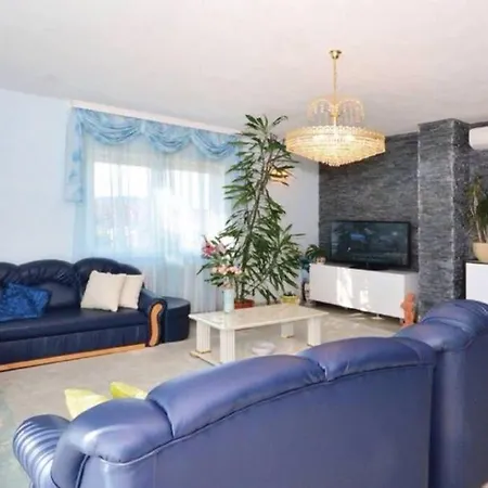 Nice With Pool And Jacuzzi Near Split *