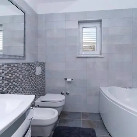 Nice With Pool And Jacuzzi Near Split *