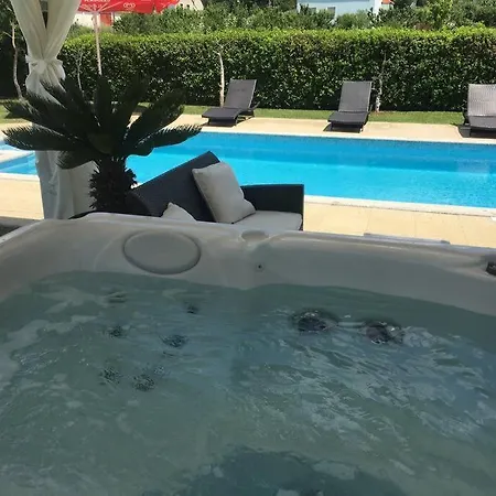 Villa Nice With Pool And Jacuzzi Near Split *